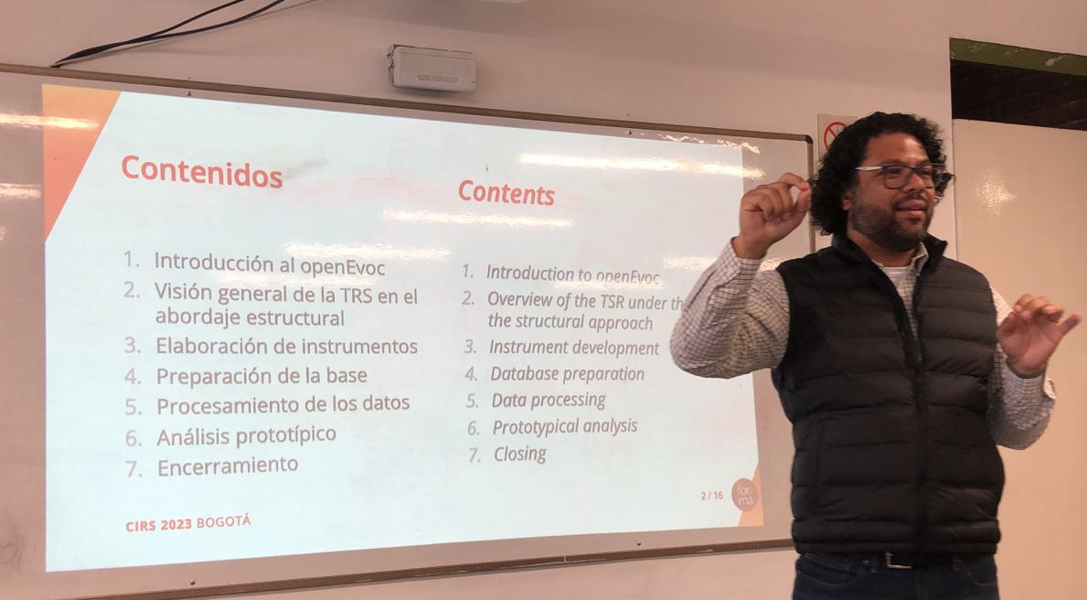 Foto de Hugo Cristo na oficina de openEvoc na Conferencia Inrernacional sobre Representações Sociais (Colômbia, 2023)