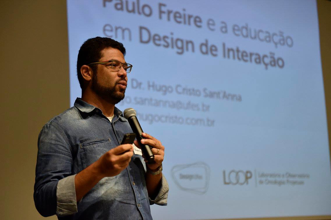 Foto de Hugo Cristo em palestra realizada no IxDA EduSummit 2017 (Florianópolis, SC)